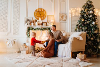 Anne ve baba, yeni yıl için dekore edilmiş küçük oğluna hediye olarak bir kutu verdiler.