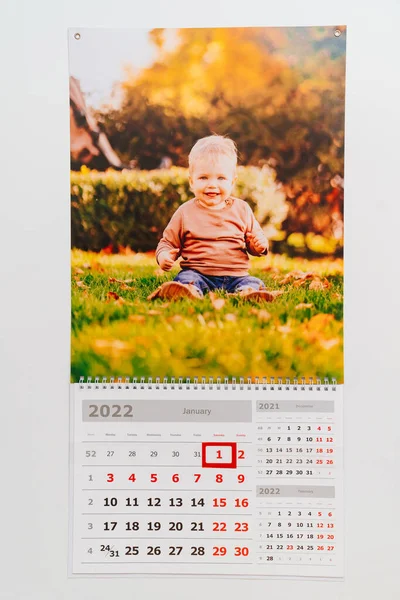 2022年日历，附有男孩的照片。新年礼物：一份值得纪念的礼物. — 图库照片