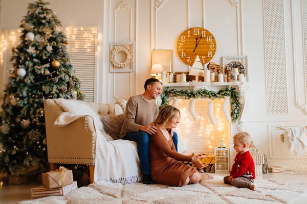 Anne ve baba, yeni yıl için dekore edilmiş küçük oğluna hediye olarak bir kutu verdiler.