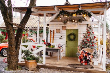 Noel için evi dekore etme geleneği. Verandadaki Noel ağacı