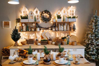 Yeni yıl için mutfakta süslenmiş elektrikli çelenkler. Noel dekoru.