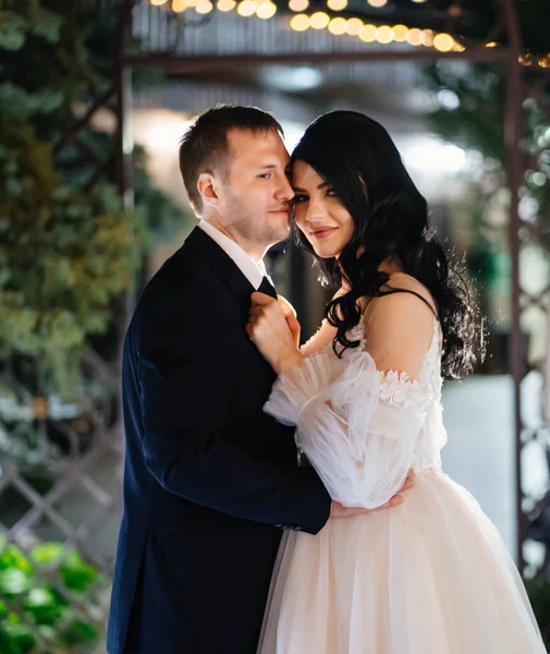 結婚式のドレスを着た優しい幸せな花嫁と新郎は. — ストック写真