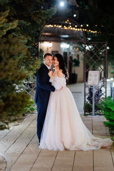 結婚式のドレスを着た優しい幸せな花嫁と新郎は. — ストック写真
