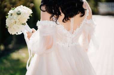 Gelinin üzerinde beyaz bir gelinliğin arkası.. 