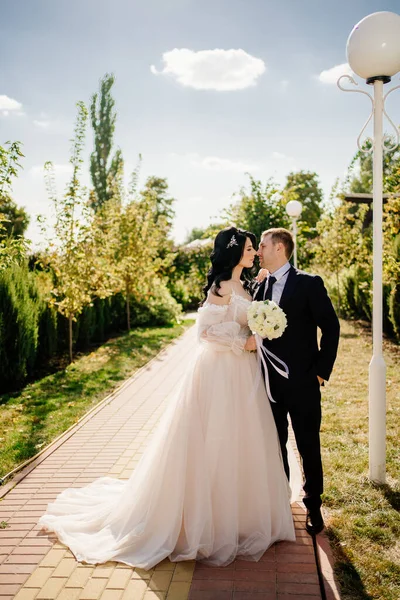 Novios en el parque. paseo nupcial en el día de la celebración. —  Fotos de Stock