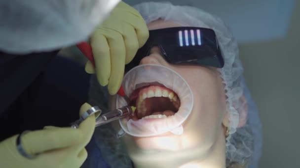 Real. dentist injects an anesthetic into patient before tooth extraction — Stock Video