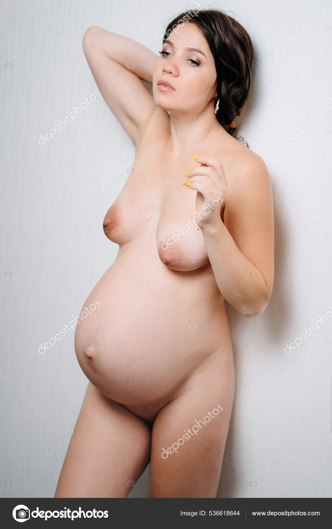 Çıplak hamile kadın göğüsleri