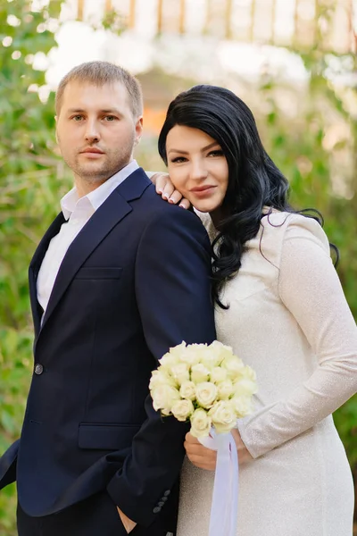 Recién casados. un hombre y una mujer enamorados en vestidos de novia. —  Fotos de Stock