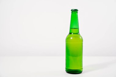 Su damlalarıyla kaplı yeşil cam şişe. yoğunlaştır