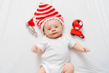 Noel elfi ya da cücenin şapkasındaki küçük şirin çocuğun yüzü. bebek Noel Baba