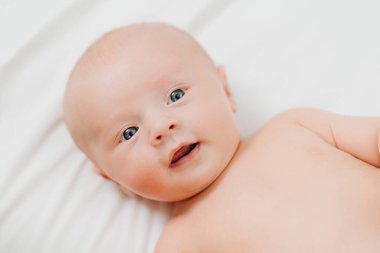 Üst Manzara. Beyaz çarşaf üzerinde şirin bir bebek. Pediatri