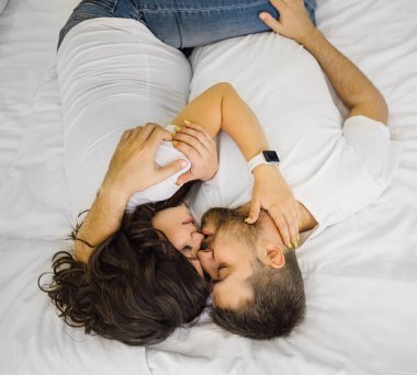 Yukarıdan bak. Hamile bir kadın ve beyaz tişörtlü ve kot pantolonlu bir adam..