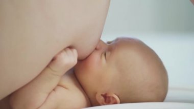 Emzirme. Kapatma. Anne bebeği anne sütüyle besliyor..
