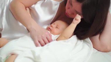 Annem bebekle yatakta yatıyor. Anneliğin mutluluğu.. 