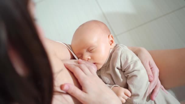 Amamantando. madre alimenta al bebé con leche materna. niño se duerme. — Vídeos de Stock