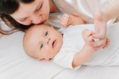 Annem bebekle yatakta yatıyor. Anneliğin mutluluğu.. 