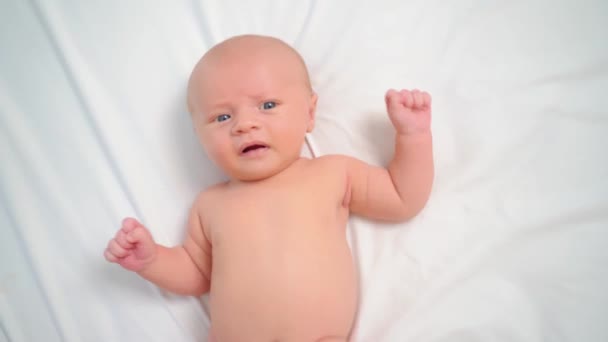 Hands do exercises to baby on white sheet. exercise bike for a healthy tummy. — Vídeo de Stock