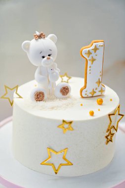 1 numaralı zencefilli kek ve oyuncak ayı şeklinde beyaz pasta.. 