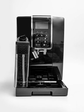 Sade kahve makinesi. Lezzetli kahve yapmak için bir cihaz.