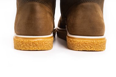 Kahverengi deri botlar ve beyaz bir arka plan.