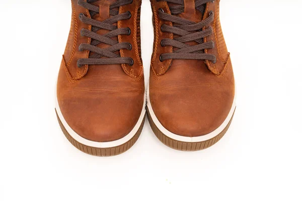 Vista superior. botas de inverno de couro marrom com laço em um fundo branco — Fotografia de Stock