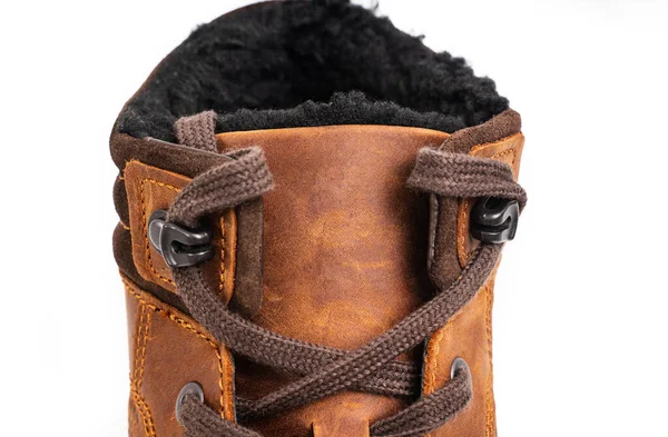 Parte de botas de inverno de couro marrom com laço em um fundo branco — Fotografia de Stock