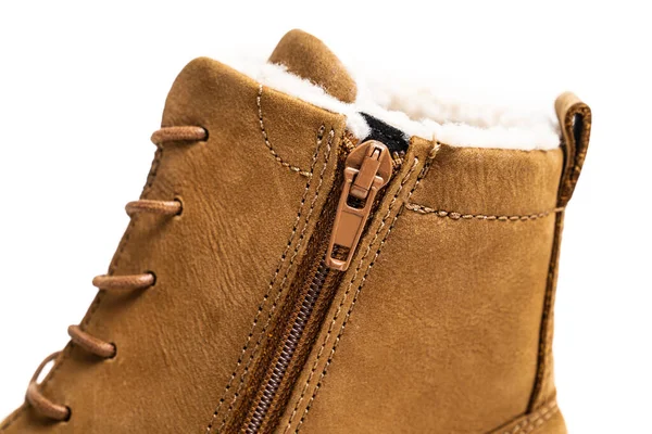 Parte de uma bota de inverno de couro marrom com laço em um fundo branco — Fotografia de Stock