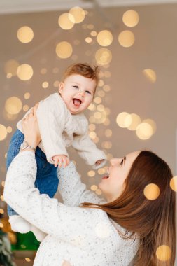 Bir anne bebeğini kusar. Mutlu annelik. 