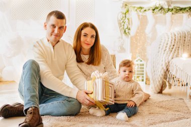 Anne ve baba bir kutuda küçük oğullarına bir hediye verirler.. 