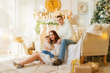 Şöminenin ve Noel ağacının yanında mutlu bir aile. Yeni yıl tatili.