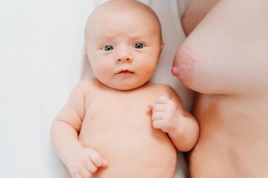 Emzirme. Üstü görünüyor. Bebek emzirdikten sonra annesinin yanına uzanır.