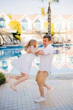 Babası kızıyla havuz başında eğleniyor.. 