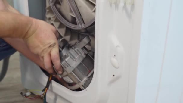 自己动手修理家里的家用电器 — 图库视频影像