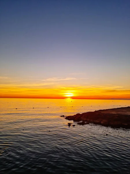 Denizde gün batımı. Akşamları deniz manzarasının güzelliği.