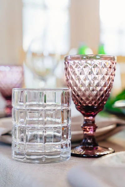 Una taza de vidrio transparente blanco y un vaso de vidrio de color sobre la mesa. — Foto de Stock