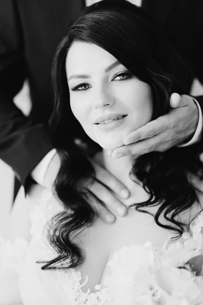 黒と白の肖像画。花嫁と新郎の手。保護と支援 — ストック写真