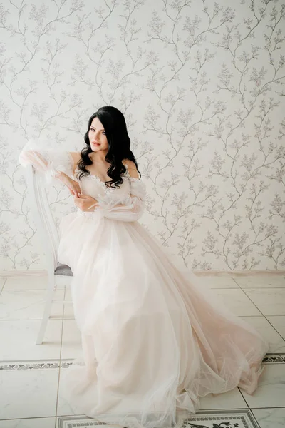 Hermosa novia morena en vestido blanco. cabello y maquillaje para novia. — Foto de Stock