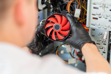 Arkadan bak. Bilgisayar atölyesi. Tamirci bilgisayara soğutucu yükler