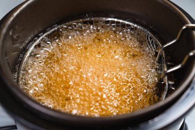 Üst Manzara. Yağ kızartma makinesinde kaynıyor. Kızartma makinesinde karides, hamurda ya da patatesde.