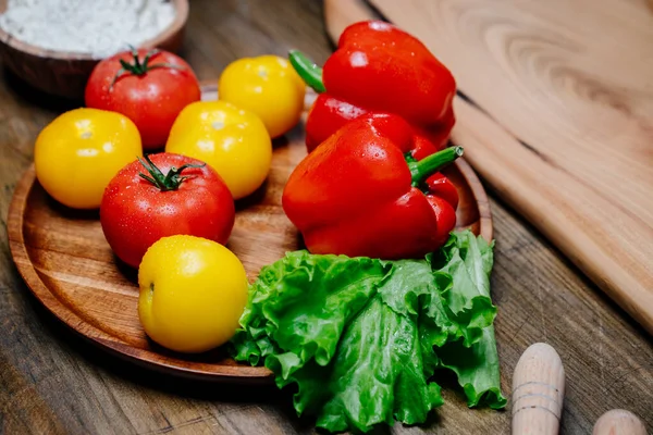 Alface, tomates amarelos e vermelhos e pimentão com gotas de água. pepinos. — Fotografia de Stock