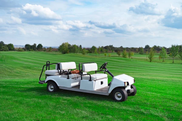 Ηλεκτρικό αυτοκίνητο στο γήπεδο του γκολφ. φιλικές προς το περιβάλλον μεταφορές. — Φωτογραφία Αρχείου