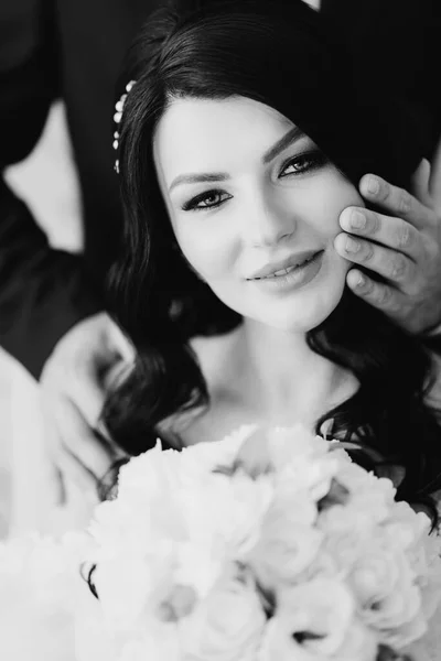 Portrait noir et blanc. la main de la mariée et du marié. protection et soutien — Photo