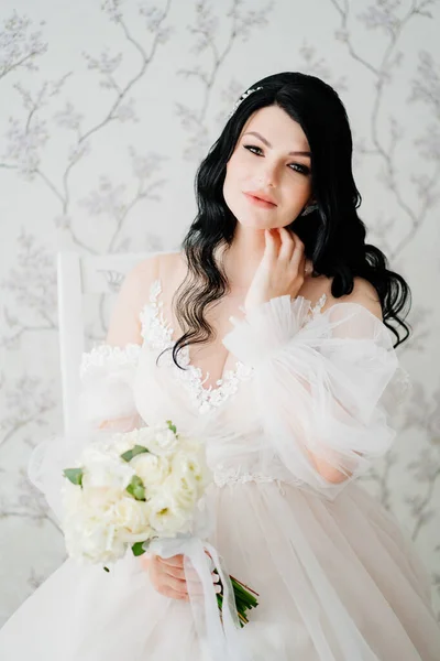 Bela noiva morena em vestido branco com buquê. cabelo e maquiagem para noiva. — Fotografia de Stock