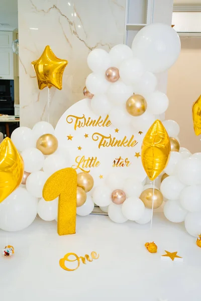 A photo zone for the first birthday of white and gold balloons and a figure one — Stockfoto