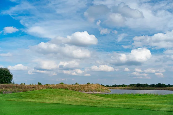 Paisagem. campo de golfe e céu com nuvens. relva grama. — Fotografia de Stock