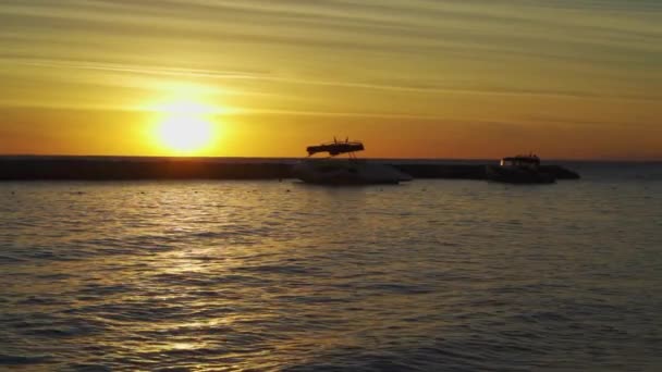 Le bateau est en mer au coucher du soleil. lumière jaune du soleil. excursions en bateau. — Video