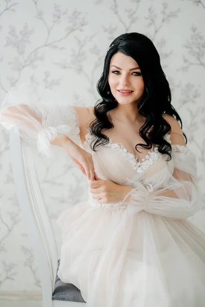 Beautiful brunette bride in white dress. hair and makeup for bride. — Fotografia de Stock