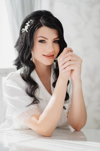 Barna menyasszony fehér selyem pizsama stílus és smink az asztalnál — Stock Fotó
