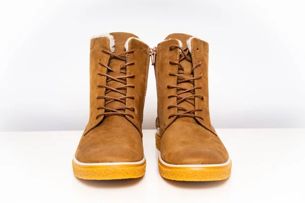 褐色皮制冬季靴，鞋带白色底边 — 图库照片