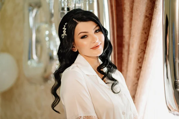 Morning of the bride. Beautiful brunette woman in the balloon room. — Fotografia de Stock